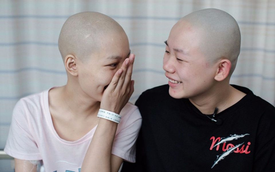 23岁女孩白血病化疗掉光头发,好姐妹陪她剃成光头,并打工照顾她