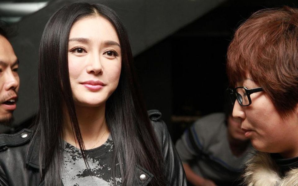 秦岚与小鲜肉在酒店牵手畅谈,工作人员回应了!_哔哩哔哩_bilibili