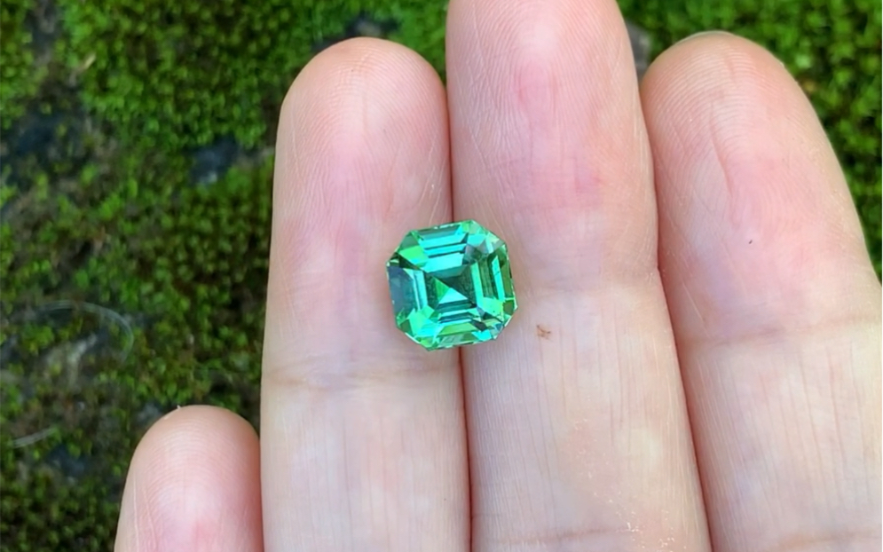 明亮的霓虹绿精品阿富汗碧玺