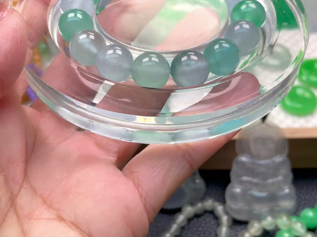 翡翠手串的功效与作用及佩戴方法(翡翠手串的功效与作用及佩戴方法视频)