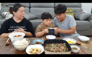 Download Video: 【韩国乡村生活】今天的食谱是牛腩烤肉、麻辣香锅、炒凤尾鱼和煎蛋！