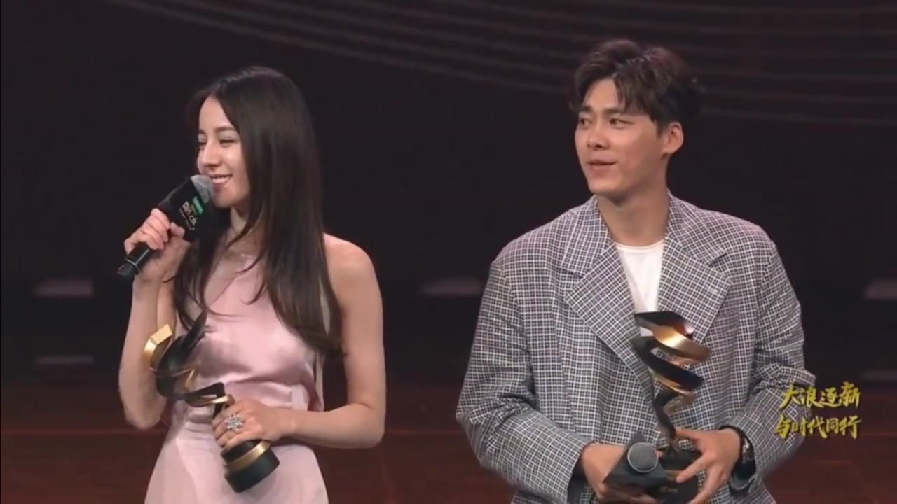 29岁的迪丽热巴有多迷人上台领奖堪称走秀现场把胡歌都看呆了