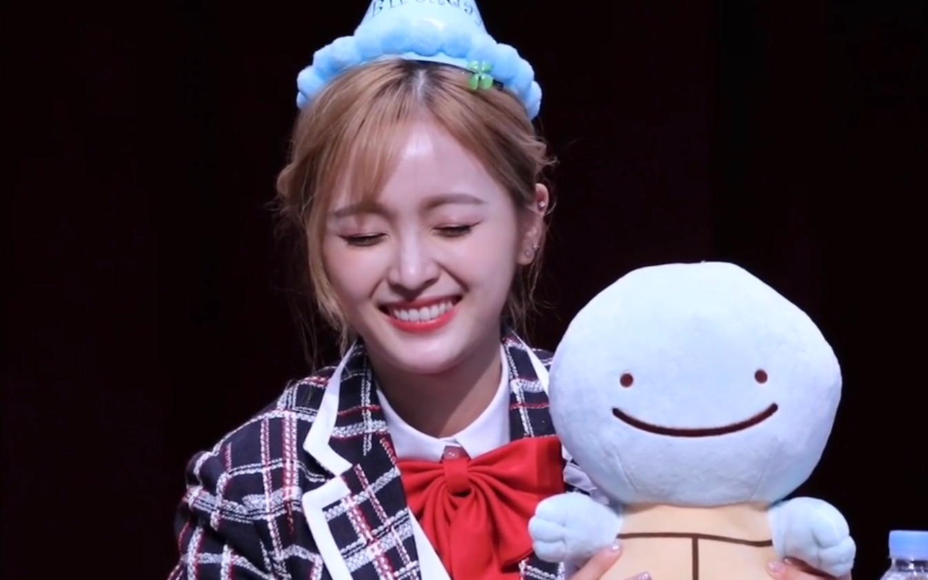 【宣娜】抱着杰尼龟不撒手的宣仪/头上顶橘子的金知妍