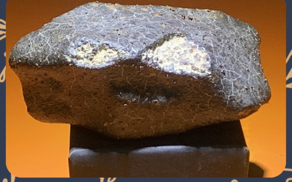 新疆龟裂纹陨石图片