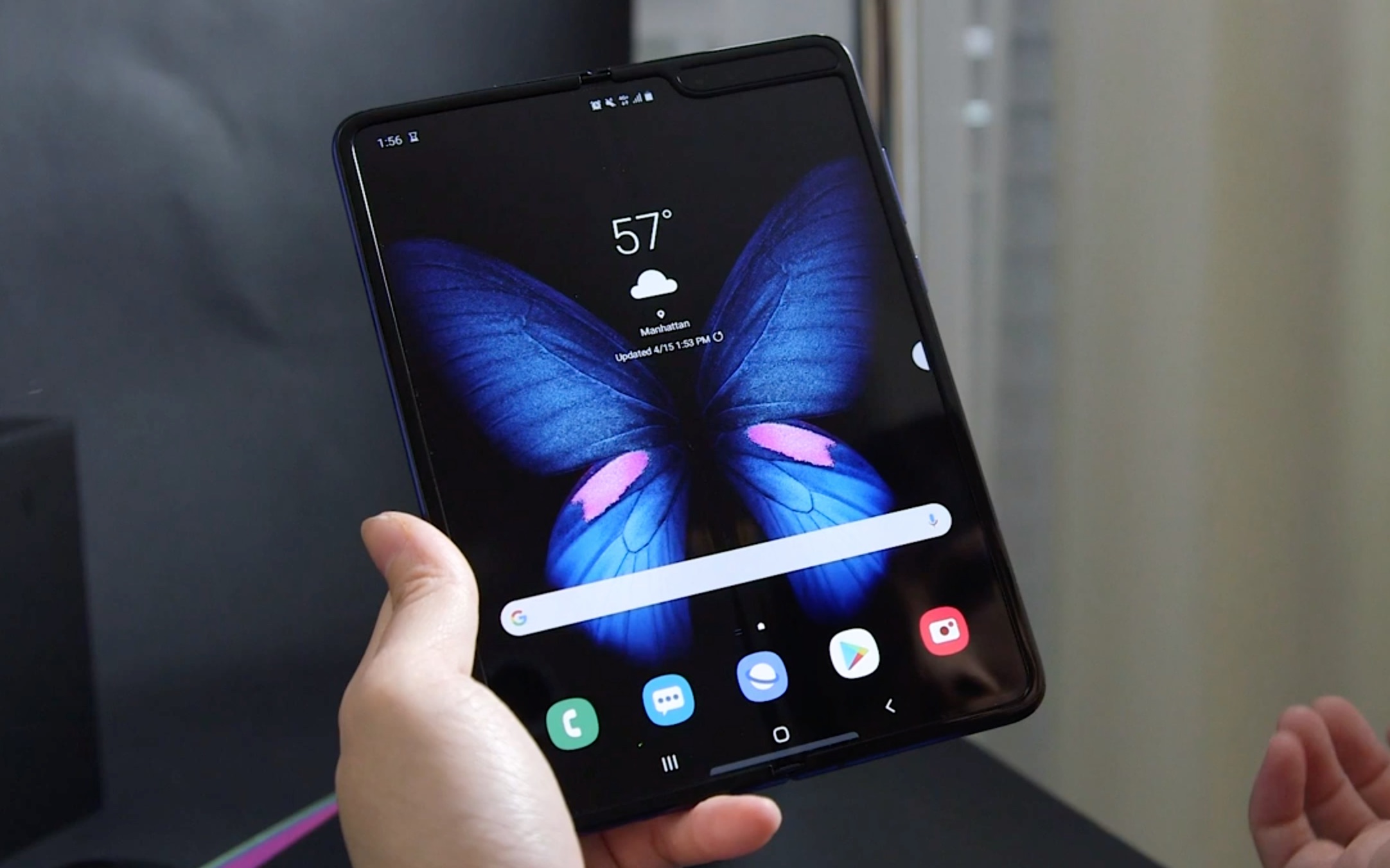 外媒体验三星galaxyfold折叠屏手机还展示了原装保护壳