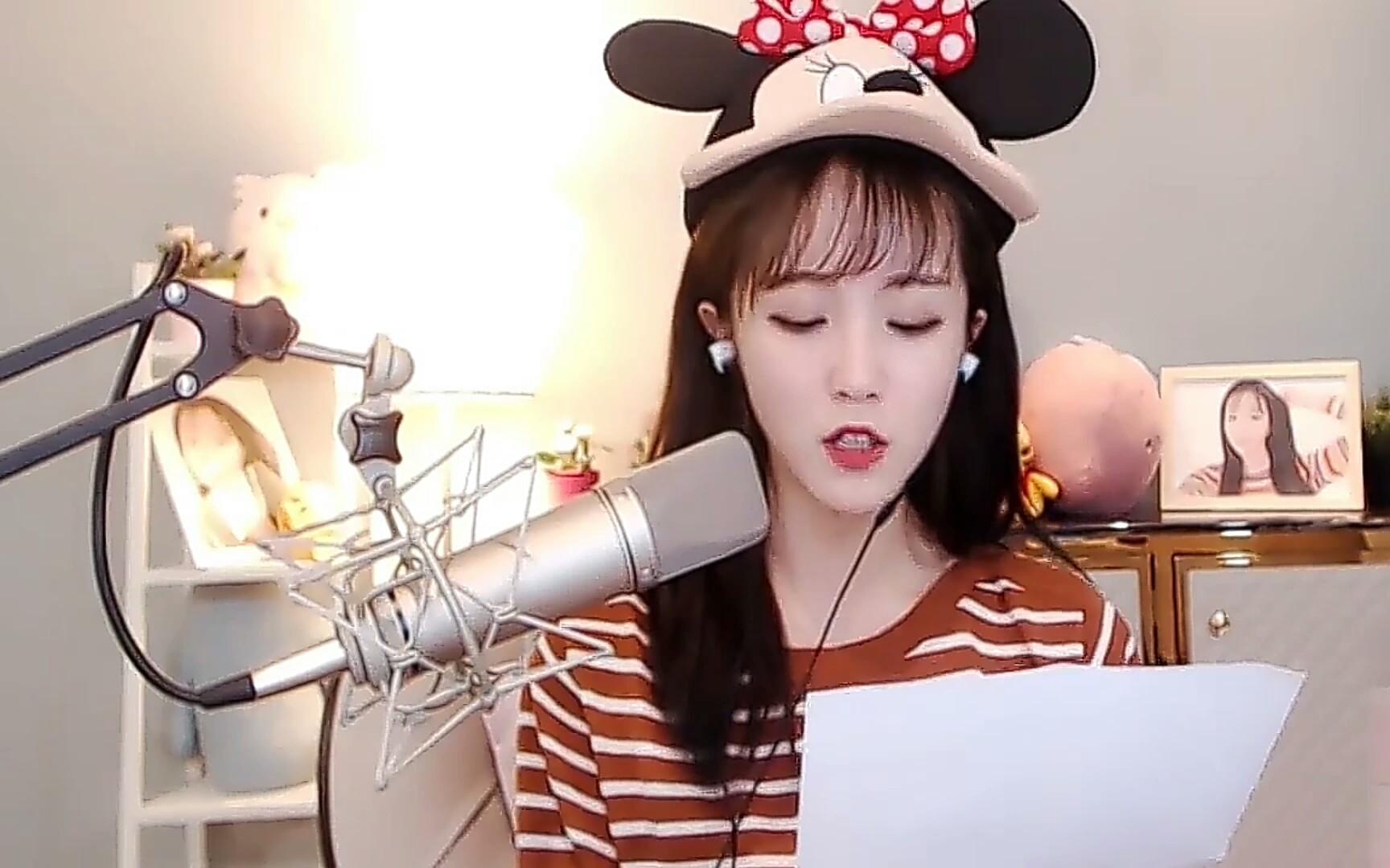 网友恐赔两亿虎牙莉哥被封前又搞事情致幕改国歌道歉