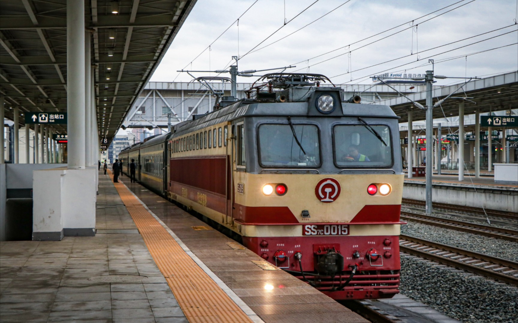 【阳安铁路】西局西段ss7c-0015牵引4901次(安康——略阳)汉中站四道