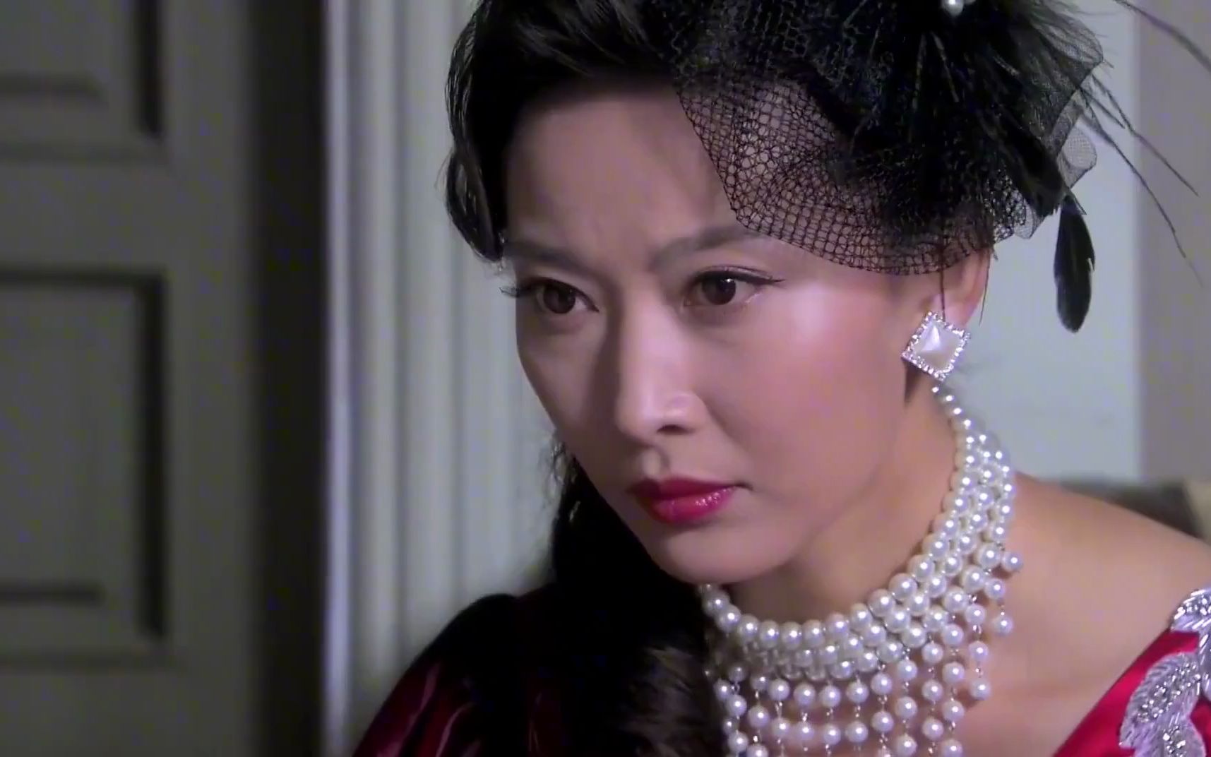 尖峰:女战士伪装成舞女麻痹鬼子,结果这身手,直接解决掉