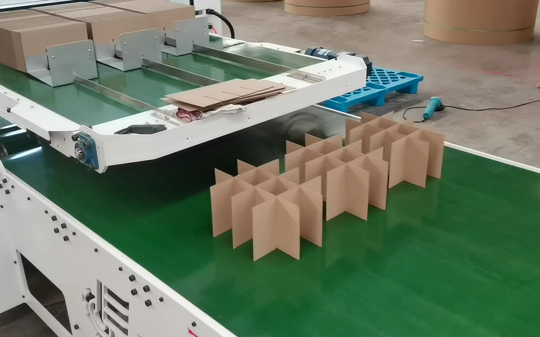 永旗全自动插格机,昆山永旗工业自动化有限公司!专业制造!