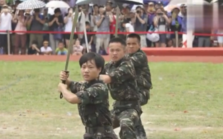 [图]解放军特种部队武术高手在香港演练武术 包含拳法 长枪 大刀 演武所用兵器全部为史实兵器