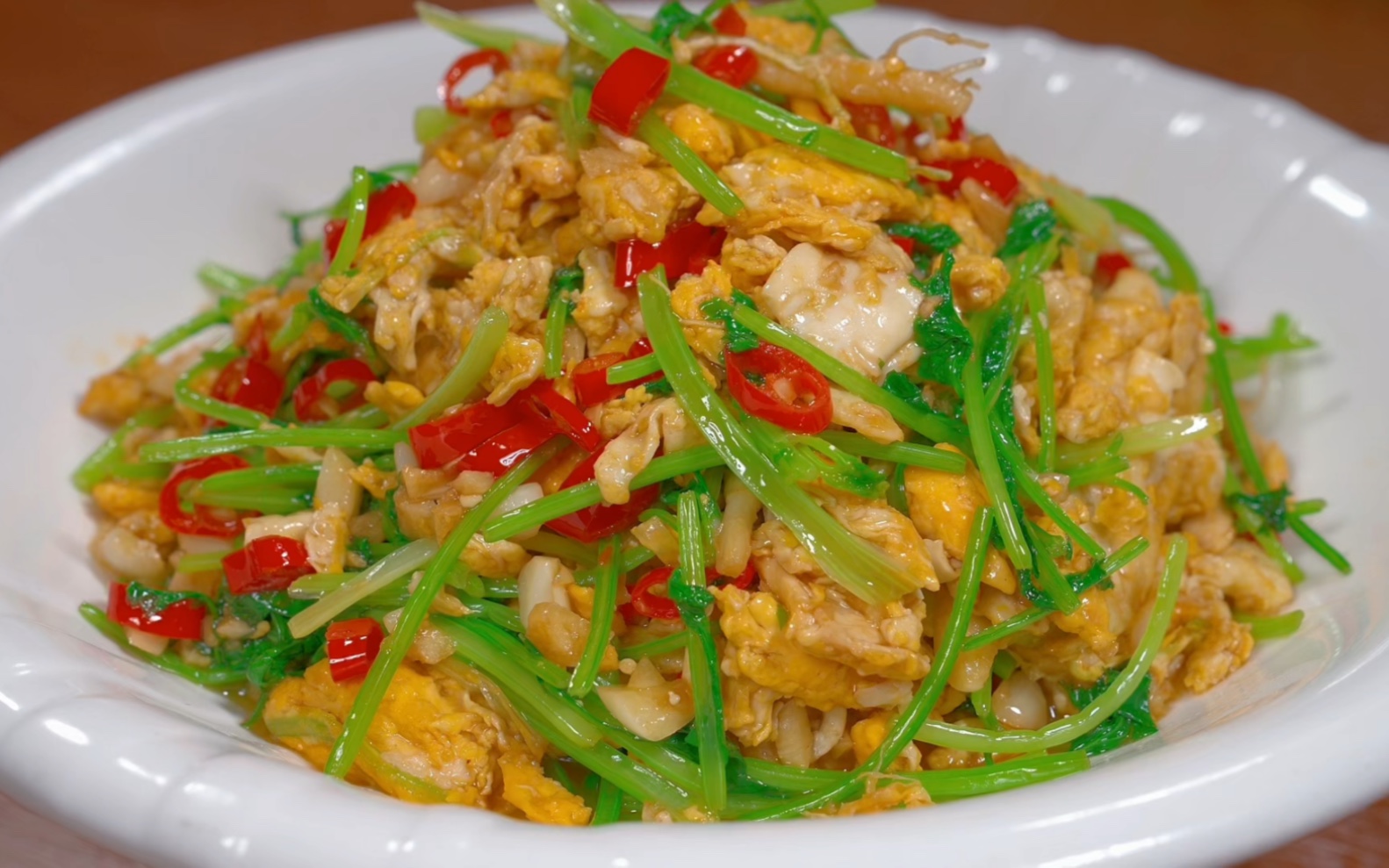 超下饭的香菜炒鸡蛋,老婆说是黑暗料理,味道出乎意料,好吃到跺脚