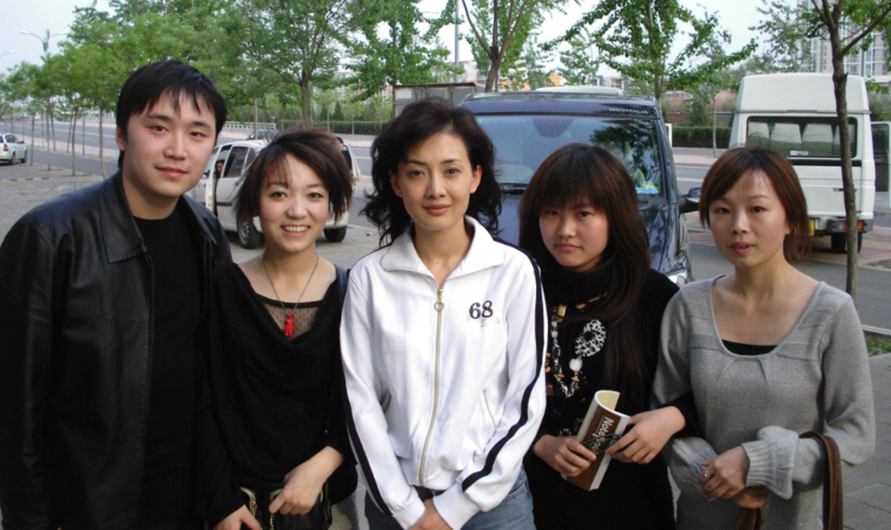 49岁牛莉头戴白纱露面,邀请网友参加婚礼,鼻子大变模样认不出