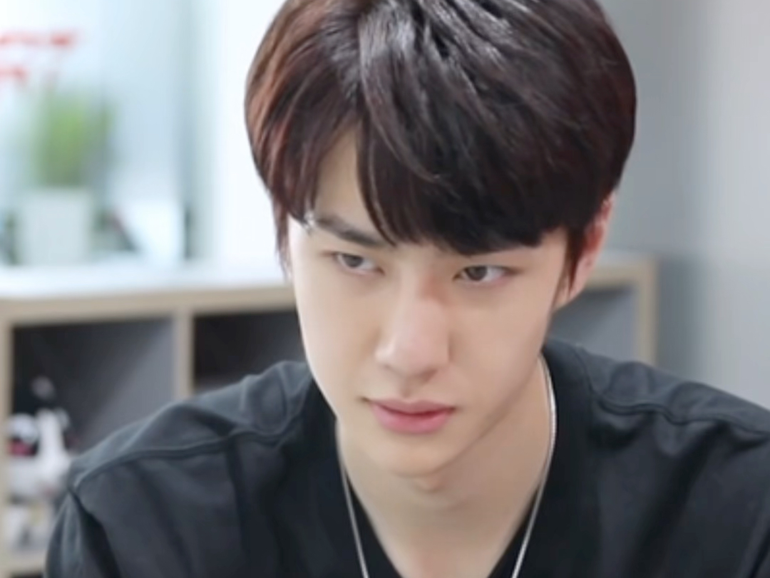 臭屁小啵,自己也知道自己帅气,自己也是最满意自己的喉结哦!