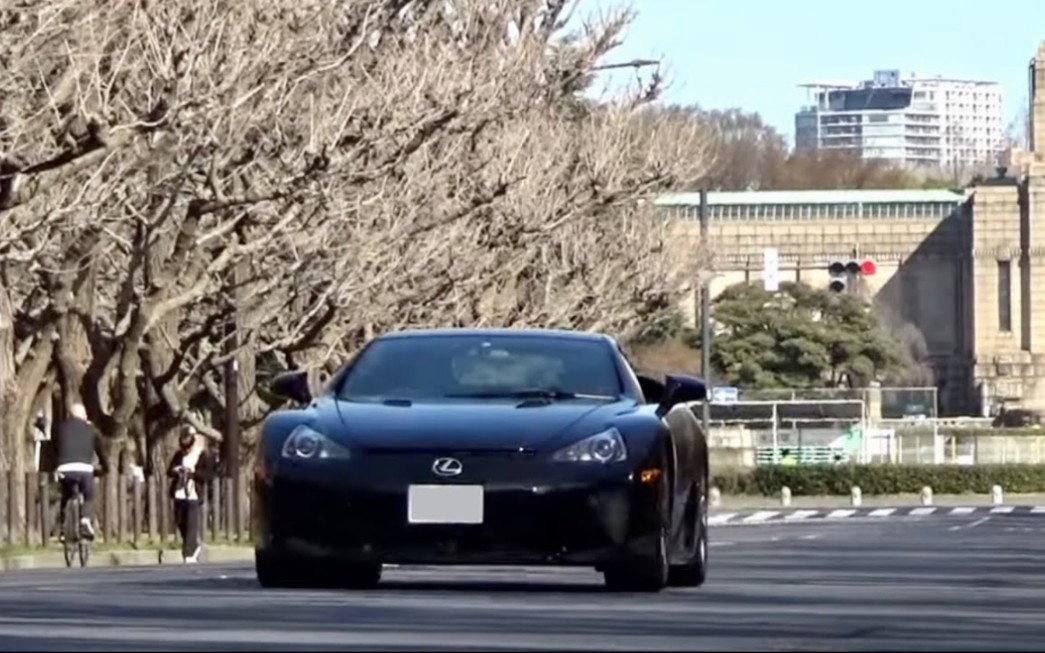 [图]日本跑车【天使的咆哮】让在外苑也难得一见的雷克萨斯LFA瞬间变得魅力十足的超跑加速音效_Supercar Ac