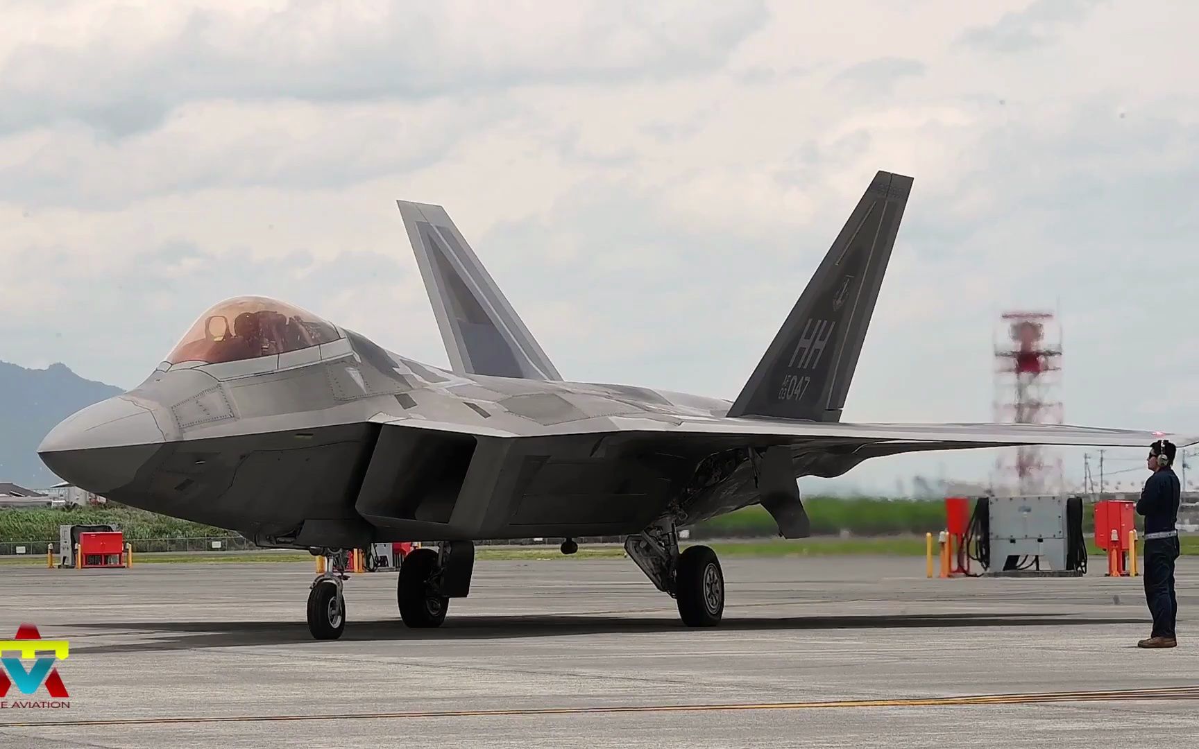 美国空军f-22猛禽战斗机从日本岩国海军陆战队航空站起飞