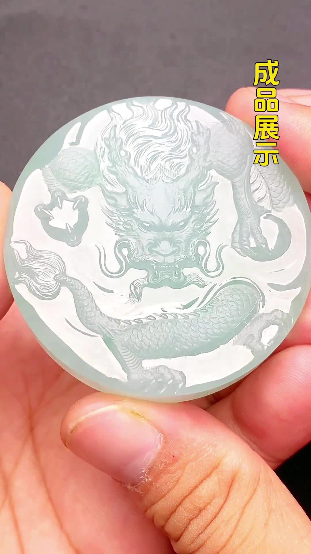 用一枚大的镯心料一面雕刻人物,一面雕刻巨龙腾飞!#纯手工雕刻 #翡翠