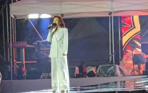 Tải video: 20240420 [江华 春 演唱会]周女士今晚冒雨演出，唱了四首歌…真不容易～