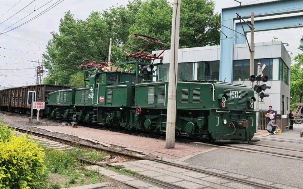 捷克斯洛伐克1959年制造,斯柯达37E电机车,俗称:“大摩电”、“大鳄鱼”、“斯柯达三节棍鳄鱼”哔哩哔哩bilibili