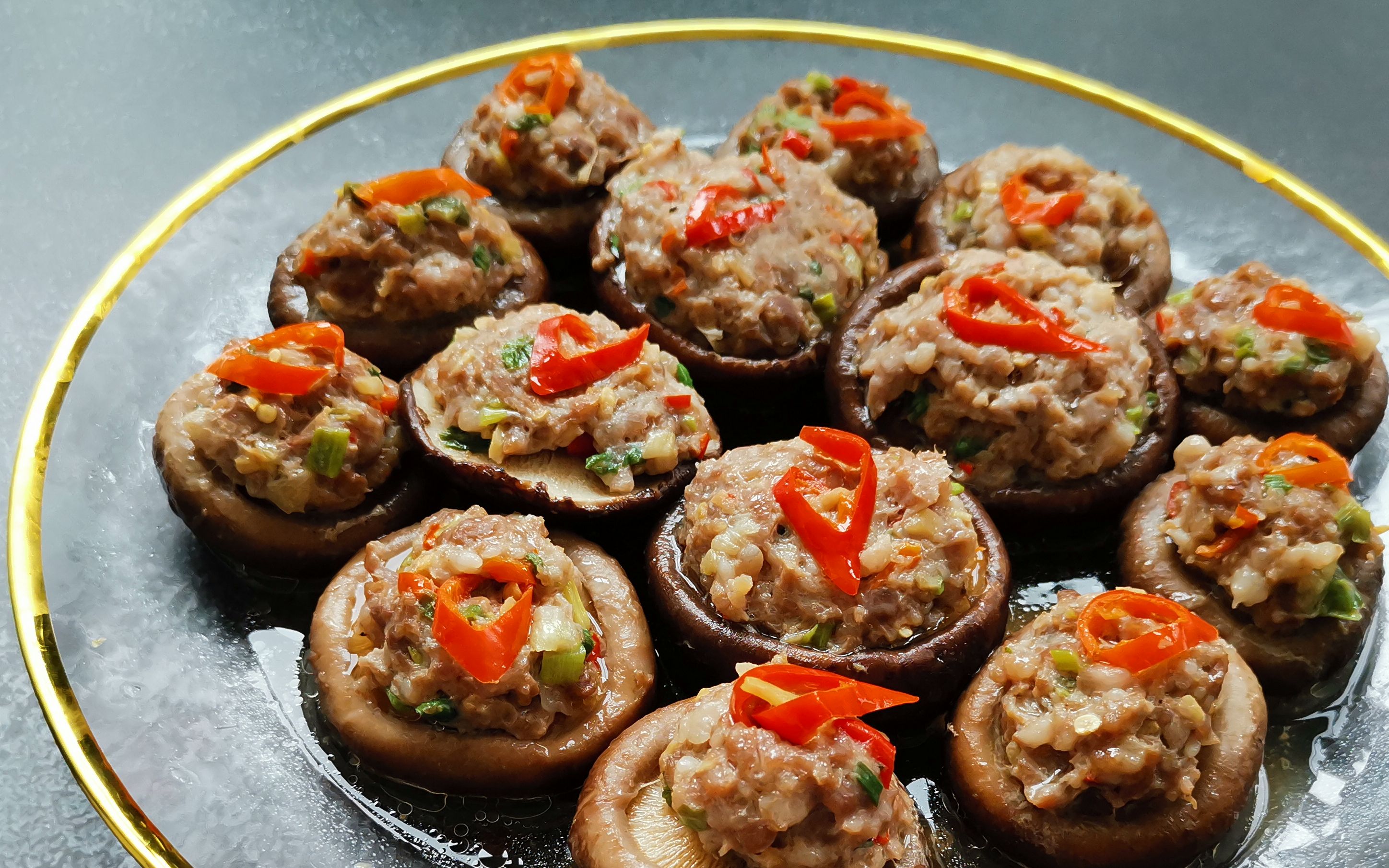 「香菇酿肉丸」饱满的香菇配上多汁的肉丸,一口一个,爱不释口!