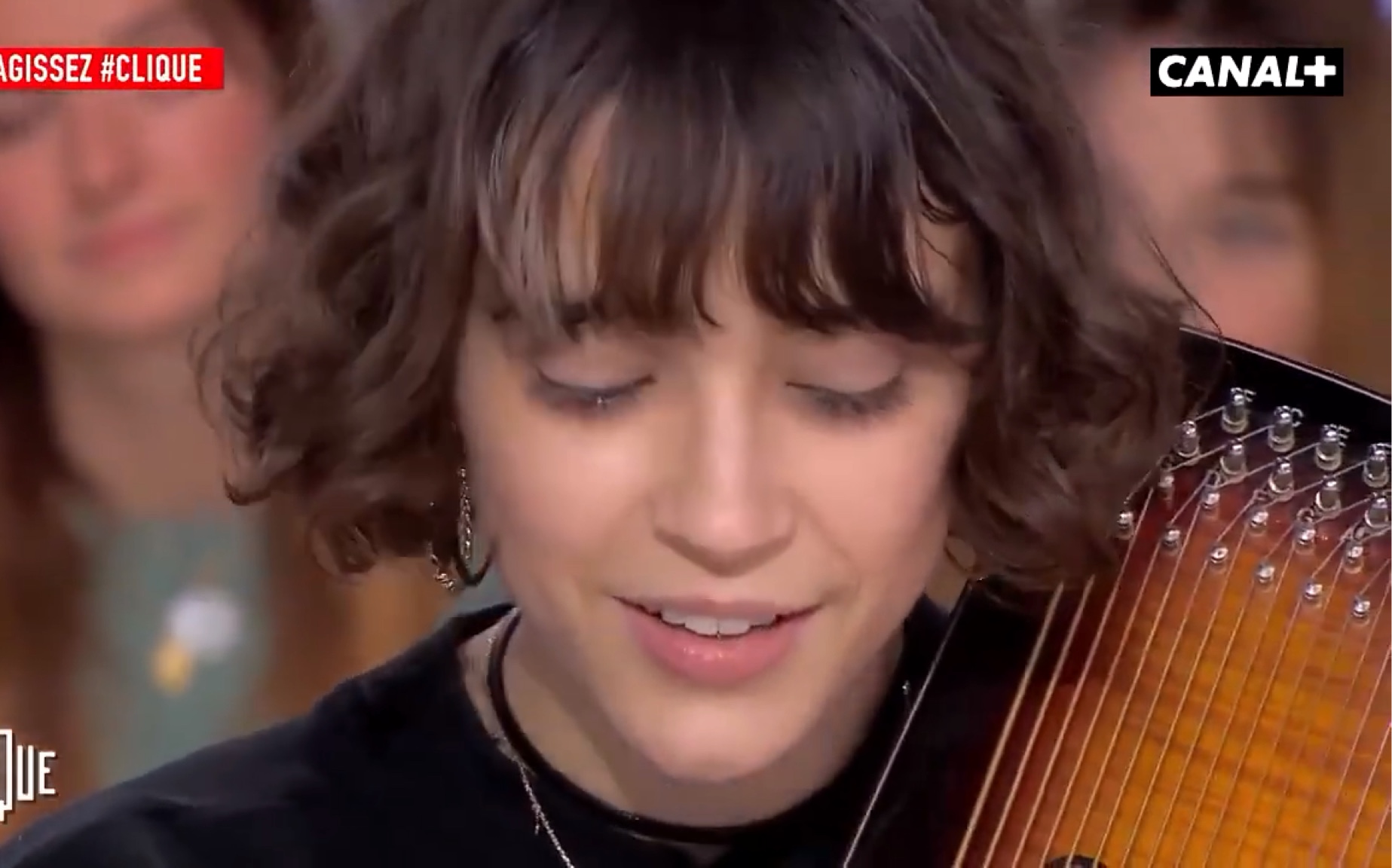 法国女歌手pomme弹唱千与千寻主题曲永远常在有人知道弹的乐器是什么