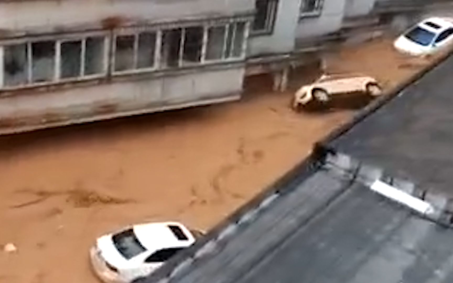 山西临汾突降暴雨 道路积水多辆车被冲跑 消防员深夜挨家挨户排查哔哩哔哩bilibili