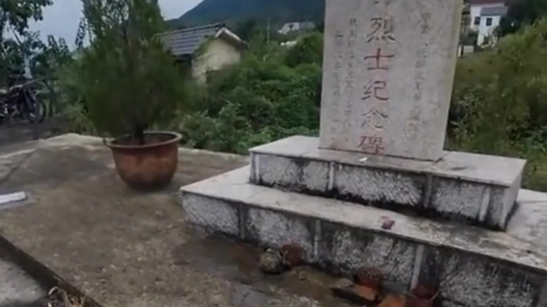 男子骑行时误将摩托车停在烈士纪念碑平台上，发现后立即挪车、鞠躬致歉。次日，他再次返回，用竹竿制作旗杆，让国旗在纪念碑前飘扬。（来源：