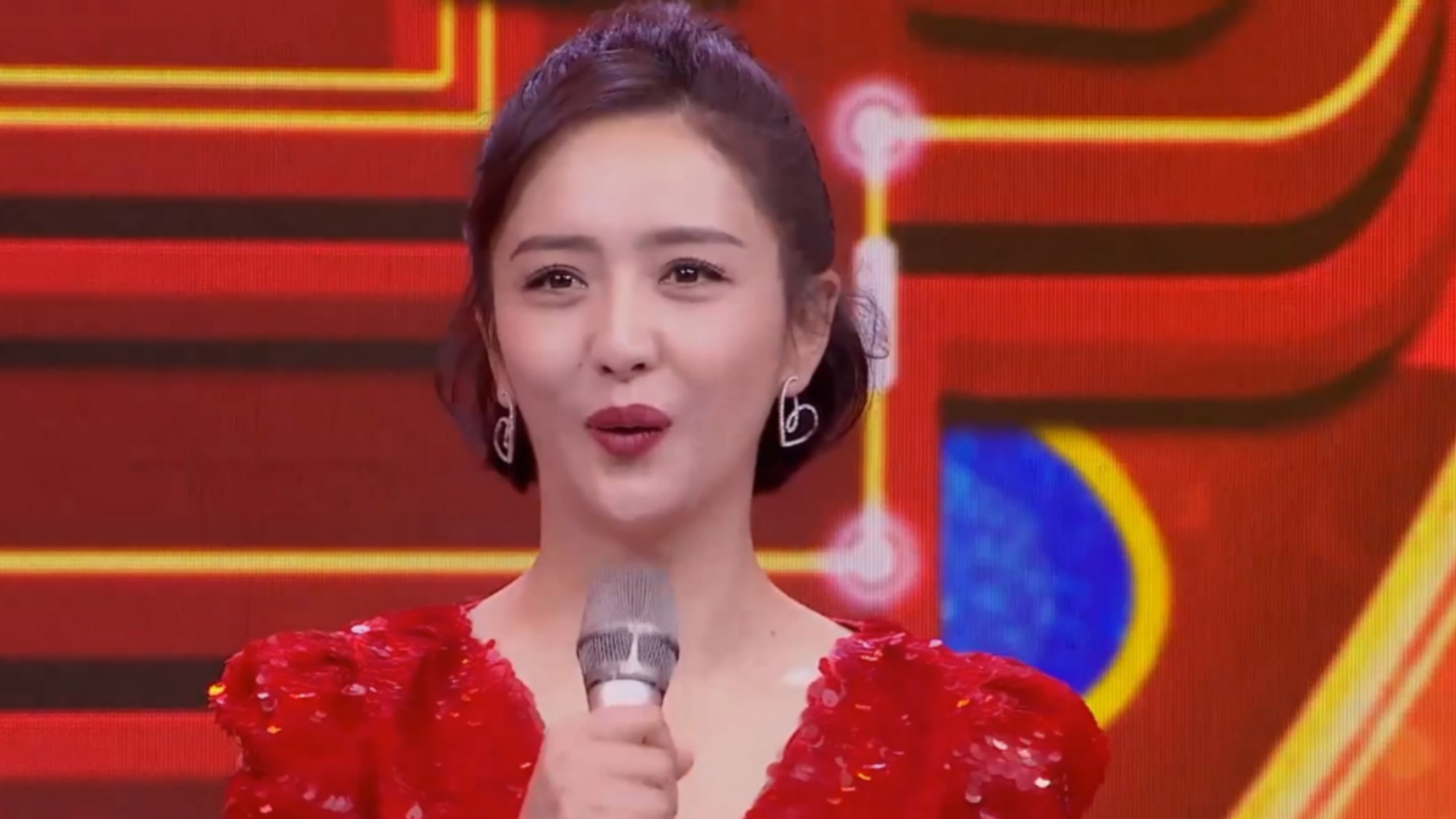 佟丽娅自曝主持春晚压力大,灵魂三连问令网友感受到她的紧张_哔哩哔哩