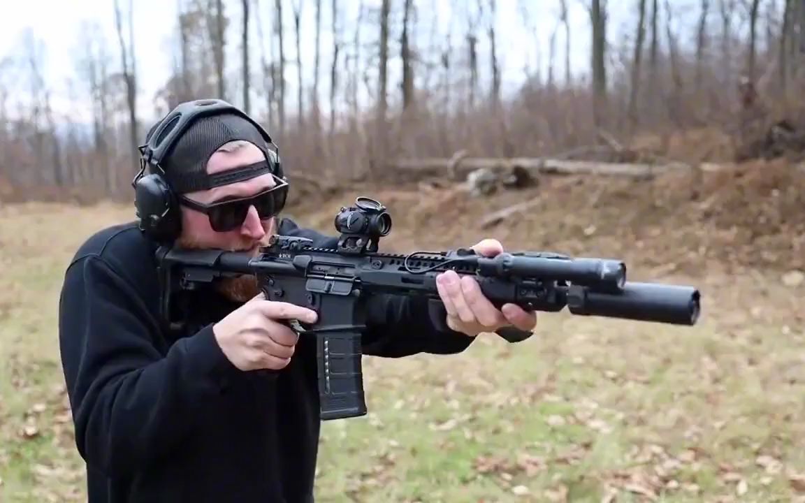 备受欢迎的ar15突击步枪,配备了瞄准镜消音器枪灯,太帅了