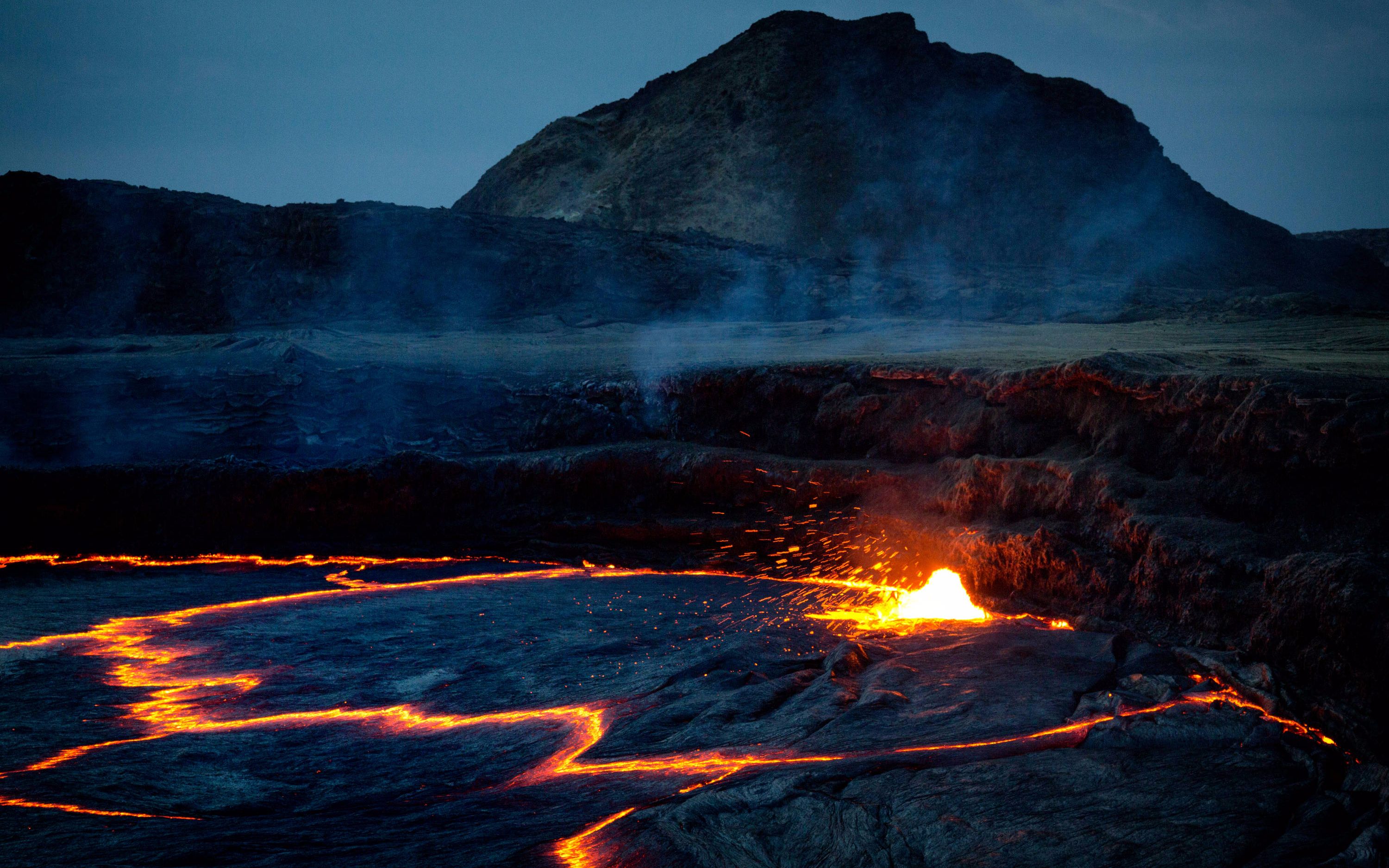 马鲁姆火山熔岩湖图片