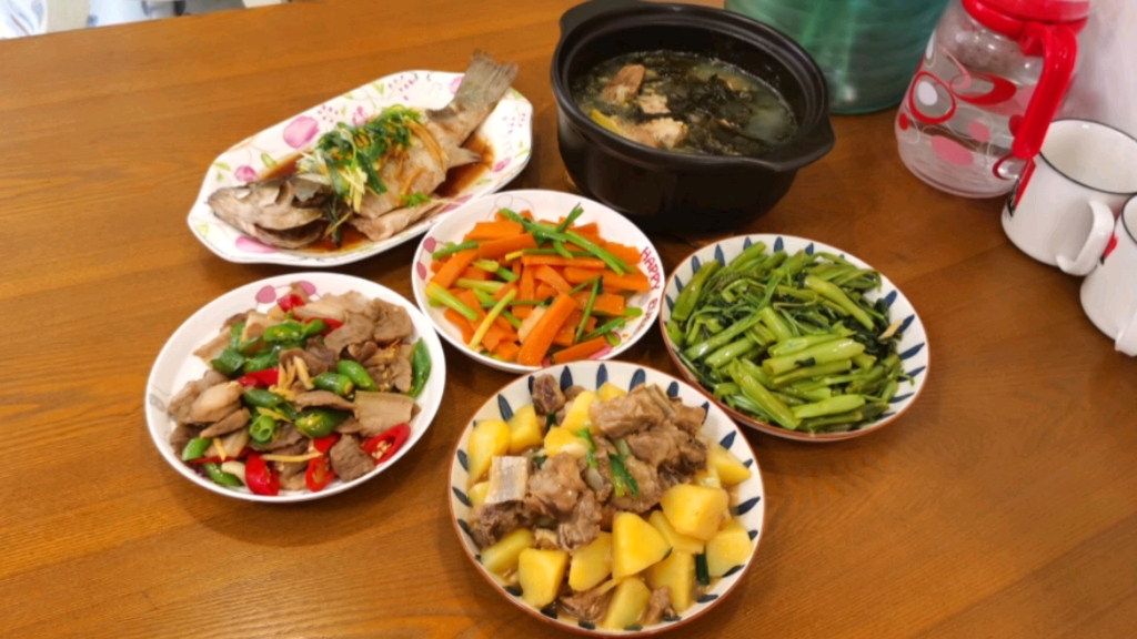 天气炎热,中山妈妈做清淡可口饭菜,孩子说排骨焖土豆太香了_哔哩哔哩