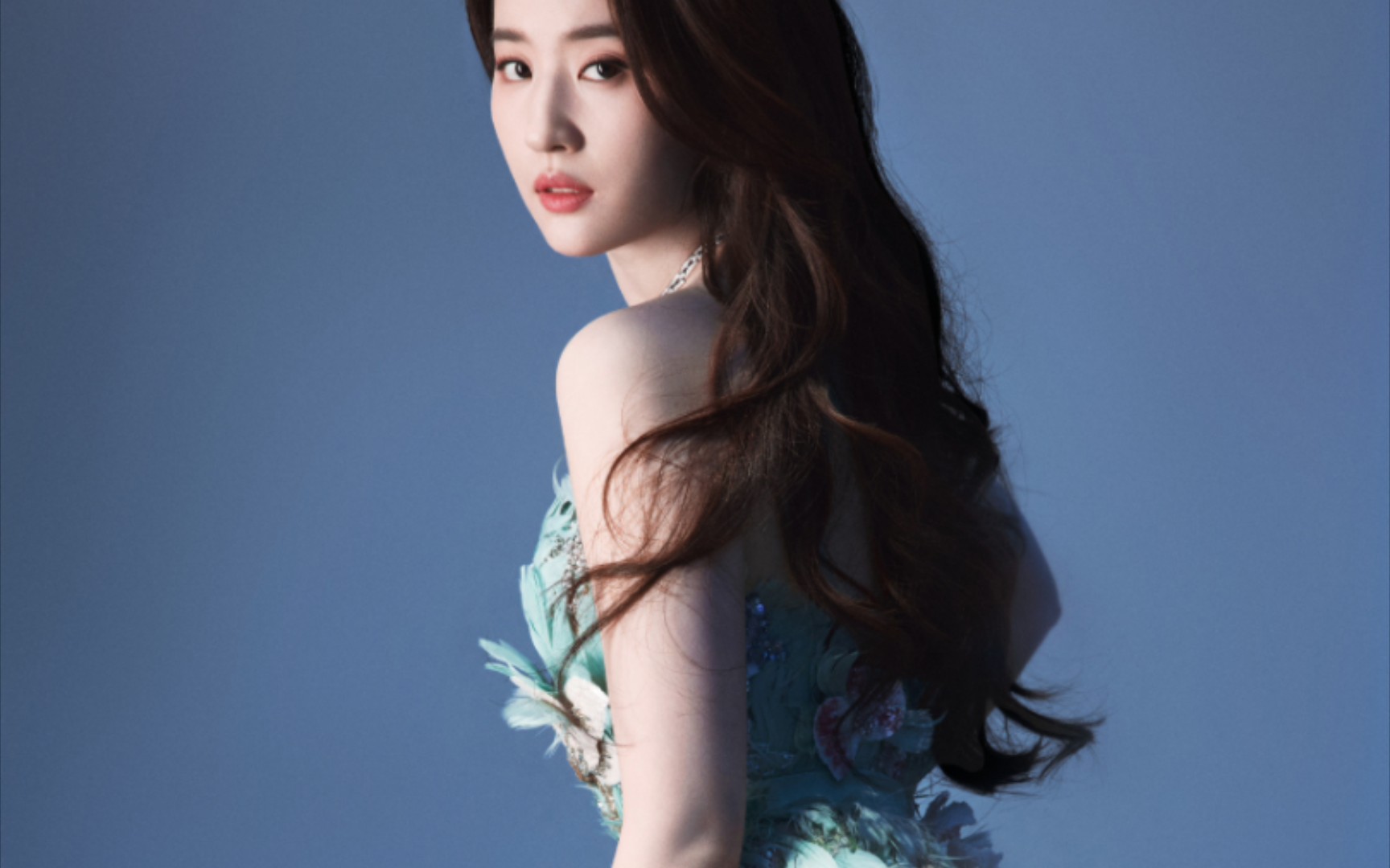 刘亦菲微博之夜第一套造型来了,身着 elie saab 2023 春夏高定,化身