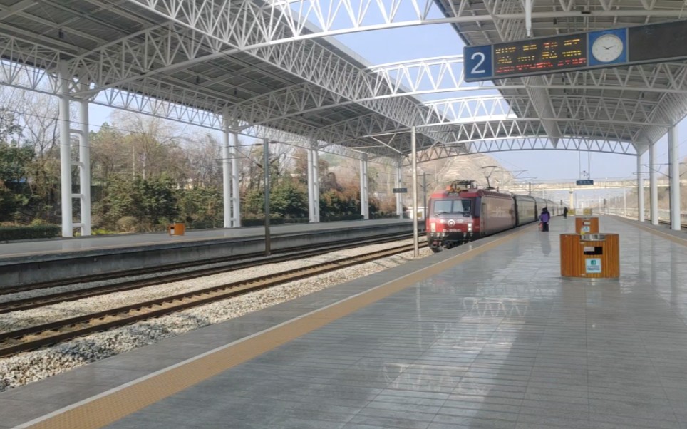 济局济段hxd3d0445牵引青岛—南宁k1137次进黄州站二站台.