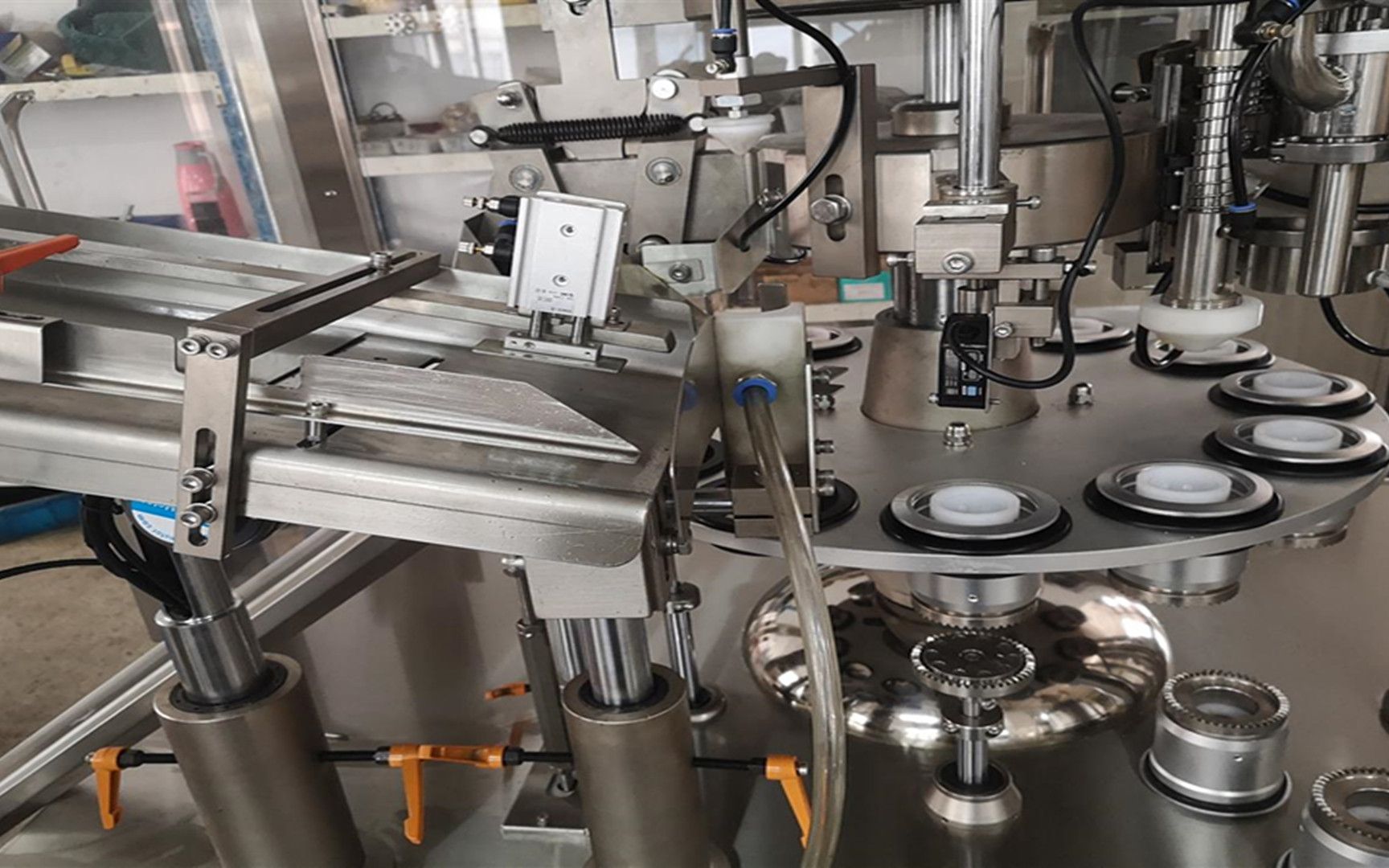 汇源果汁生产线的瓶盖就是这么扭的!