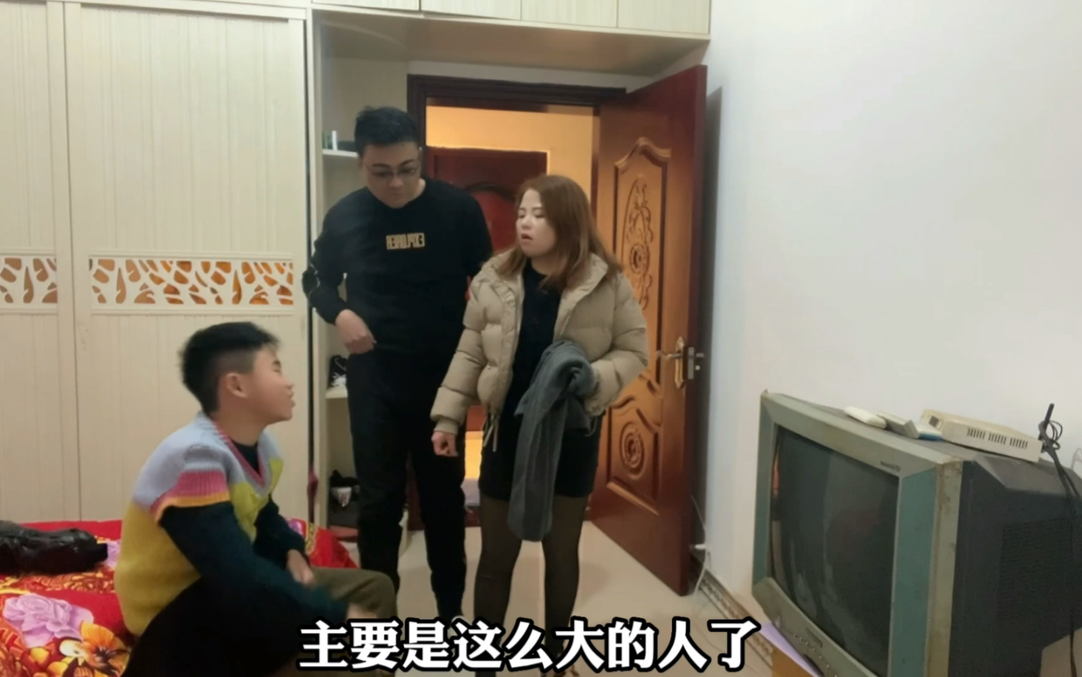 [图]艳子帮10岁儿子洗澡，没想到小屁孩害羞一脸排斥，直呼妈妈太粗鲁