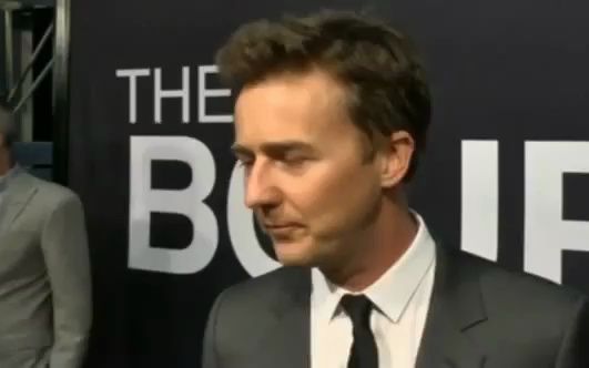 [图]Rachel Weisz and Edward Norton premiere Bourne Legacy