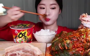 Tải video: 【Fume】【中文字幕】做辛奇！ 必須吃的食物 ★ 新鮮辛奇和素玉（水煮五花肉）和香辣拉麵 吃播