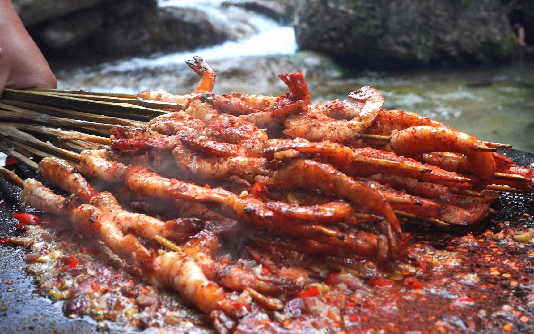 户外铁板烧几十串大虾放铁板上一烤味道绝了