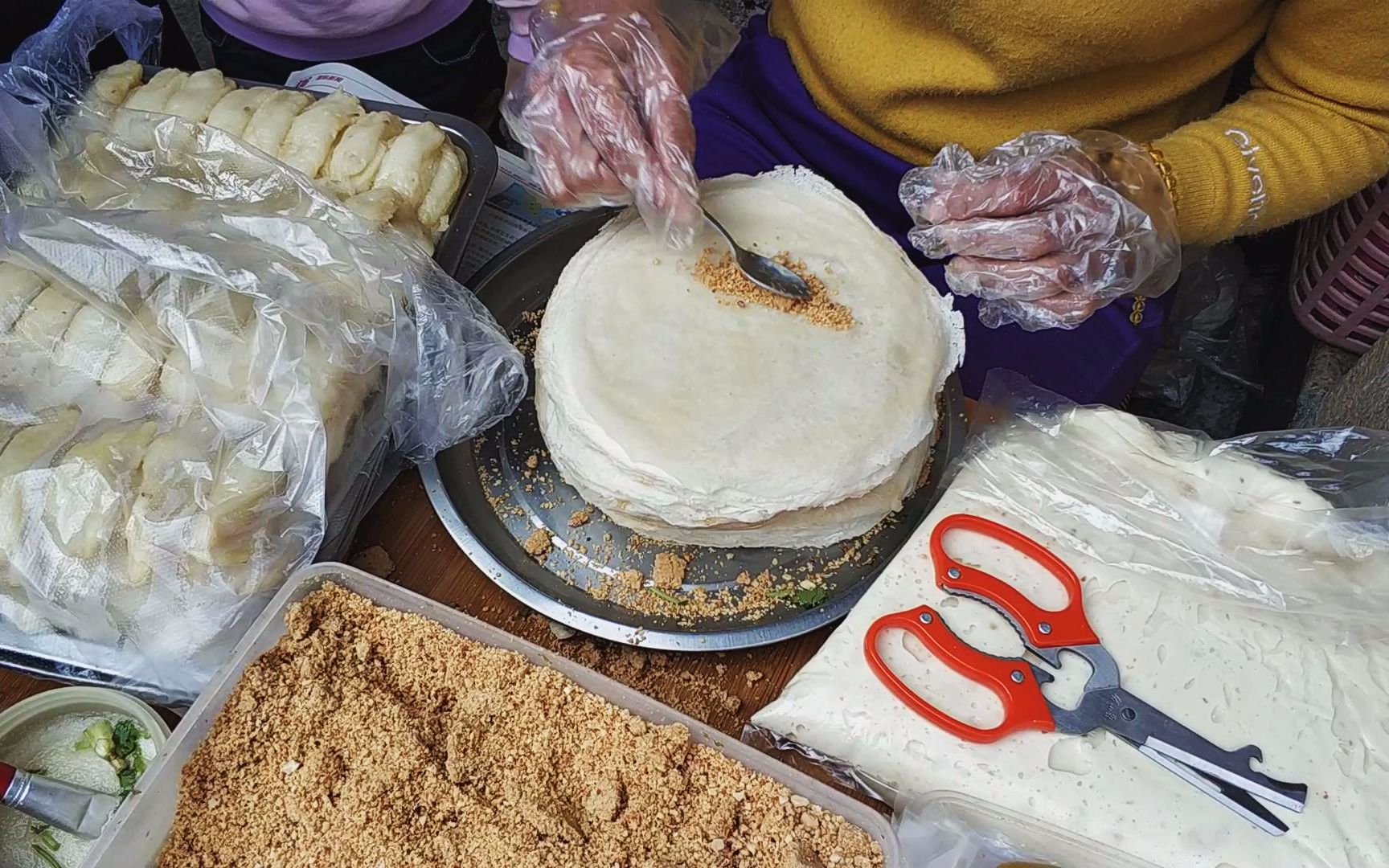 晋江大姐在街边卖闽南小吃,小小一个润饼卖5块钱,真那么好吃?