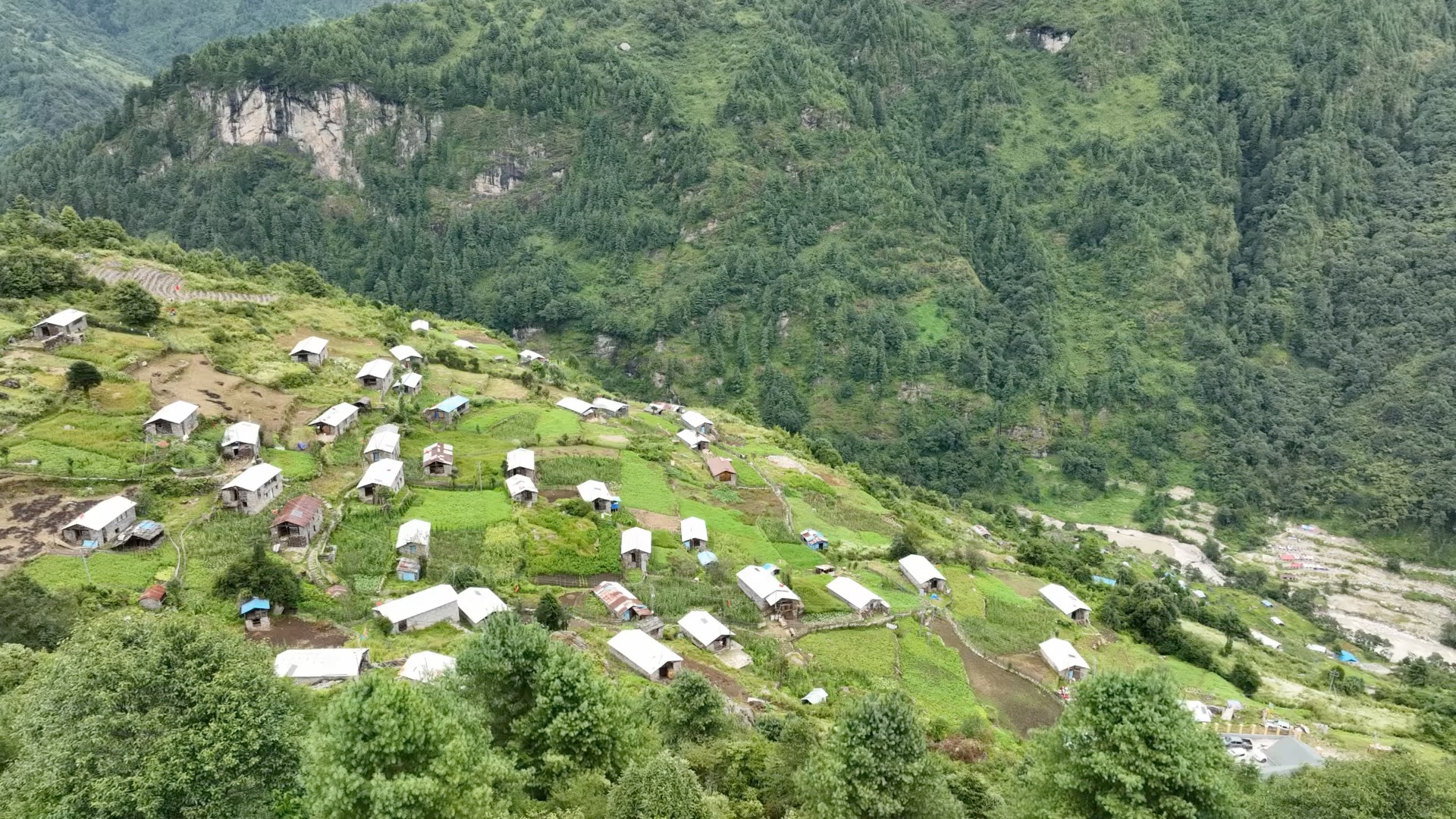 位于西藏自治区日喀则市定结县陈塘镇 夏尔巴人献上一曲原生态的歌曲.