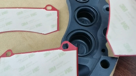 刹车异响可以试着用一下消音片