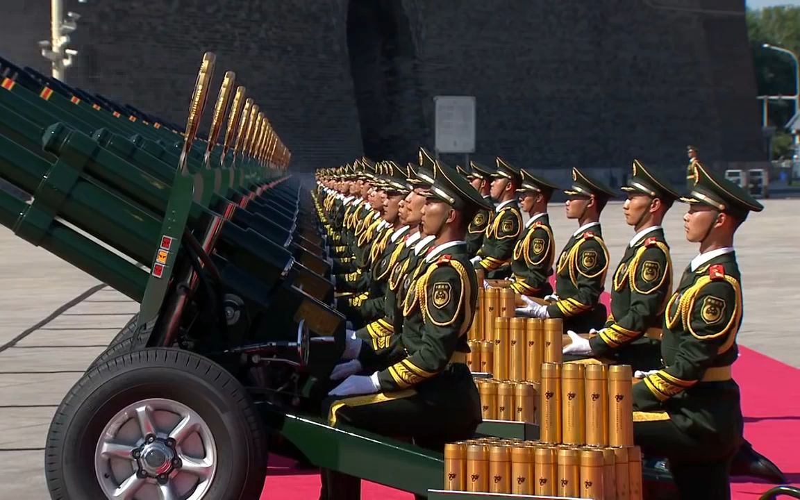 3秒内完成开栓,递弹,装弹,中国礼炮兵动作,犹如机械般精准