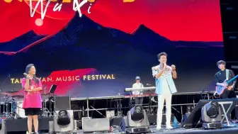 Tải video: 凤凰传奇演唱会现场指挥，结果观众自觉男女对唱了哈哈