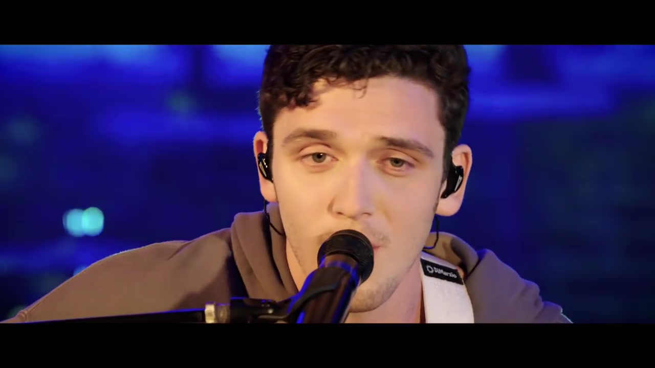 [图]Lauv Performs ‘Paris In The Rain’ (Live Performance) - MTV Push