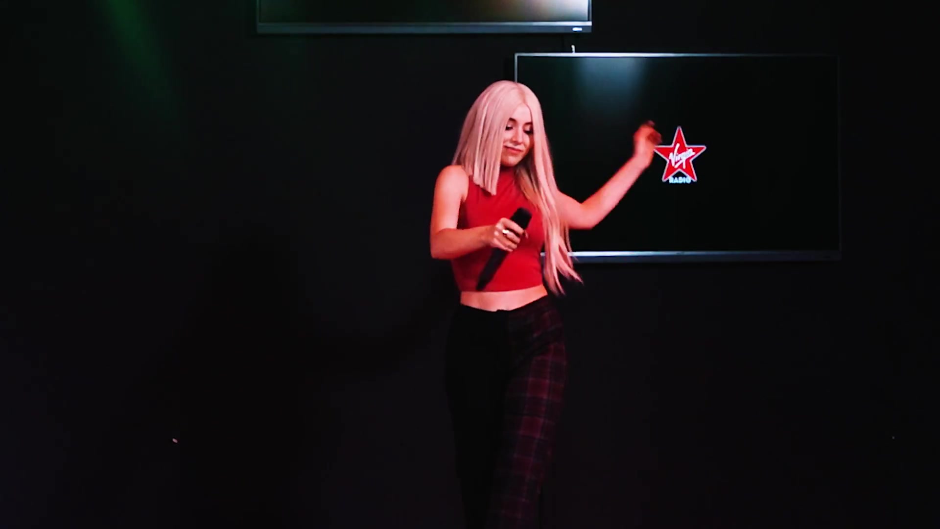 [图]Ava Max - Myway (Live VirginRadioRomania)