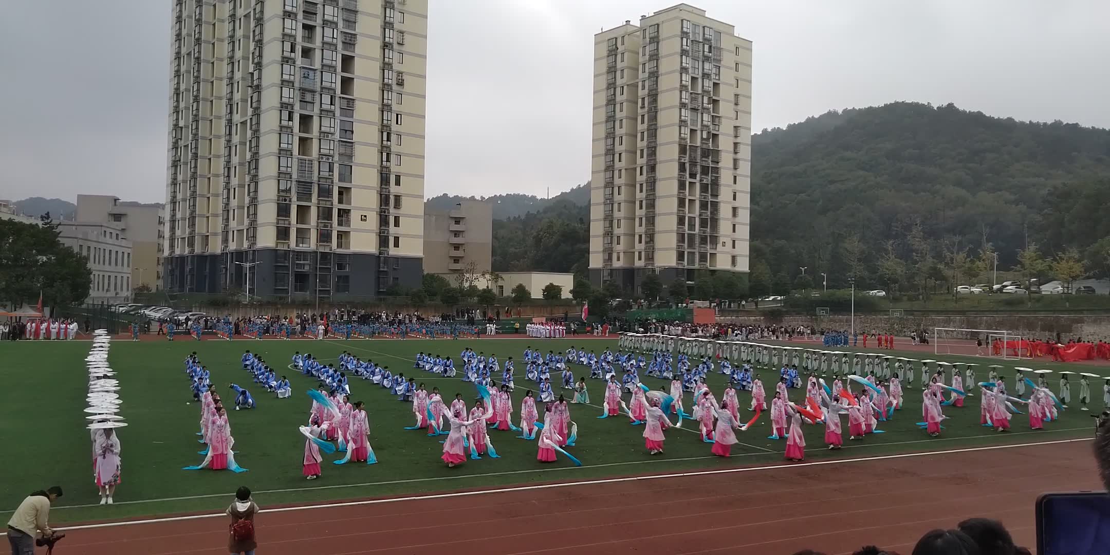 [图]湖北生态工程职业技术学院第十五届运动会开幕式艺术设计学院百人舞表演