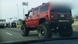 Скачать видео: 公路上偶遇一辆悍马H2是什么感受？还没有它的车轮子高！