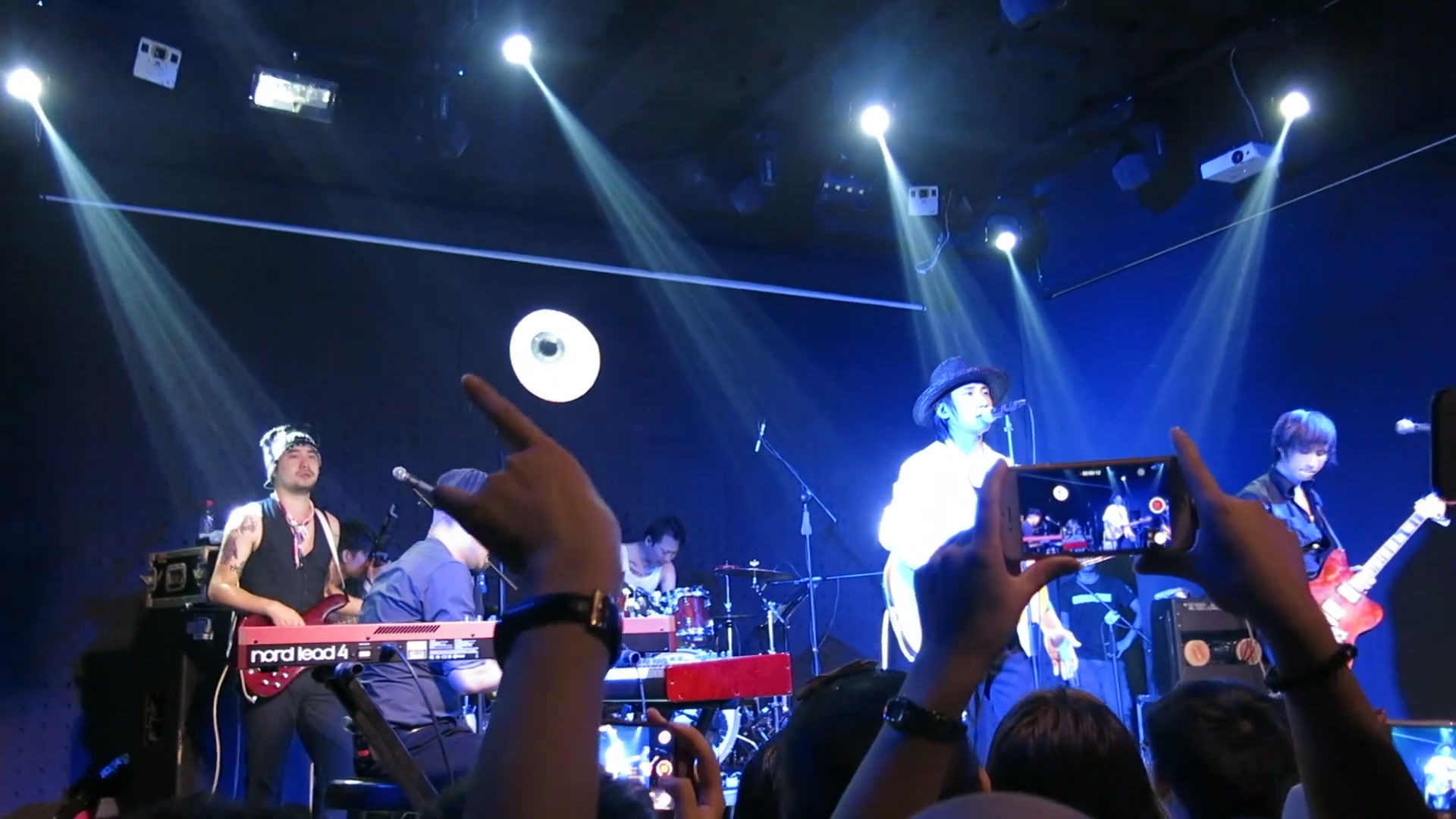 旅行团-逝去的歌_完美大合唱现场.