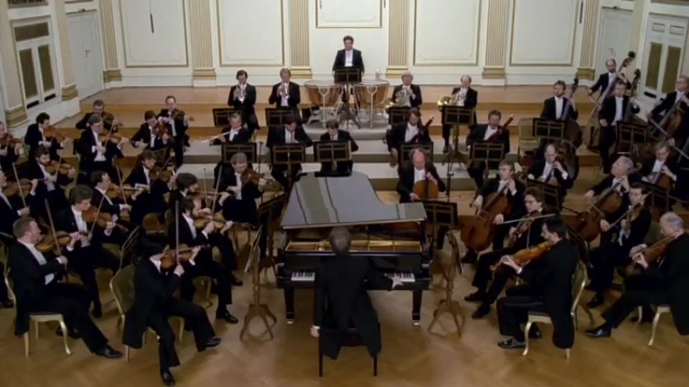 [图]莫扎特第25号钢琴协奏曲 Daniel Barenboim plays and conducts Mozart's Piano Concerto No. 25