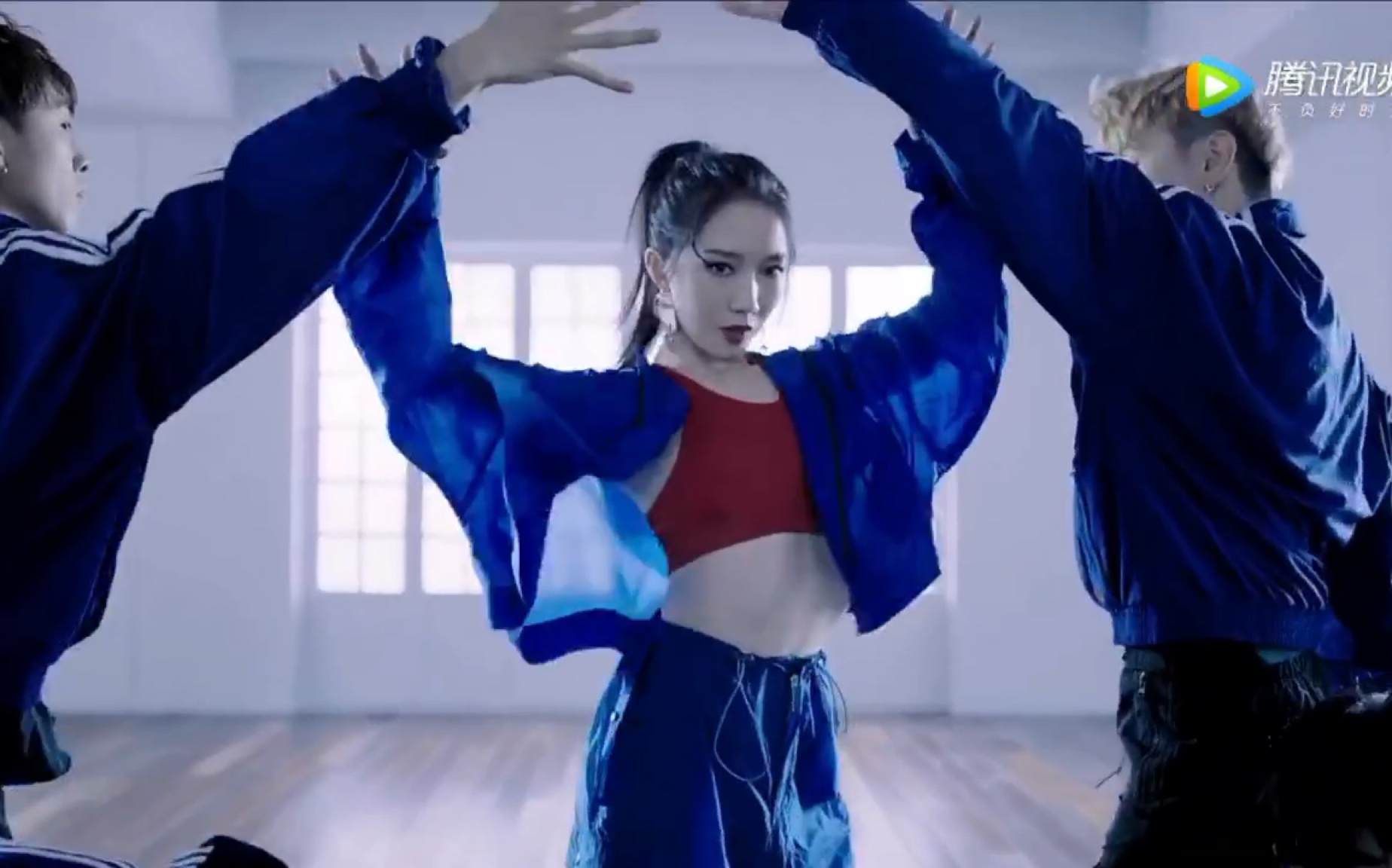 火箭少女101孟美岐新单犟一镜到底舞蹈版mv官方版含犟全部采访更新至