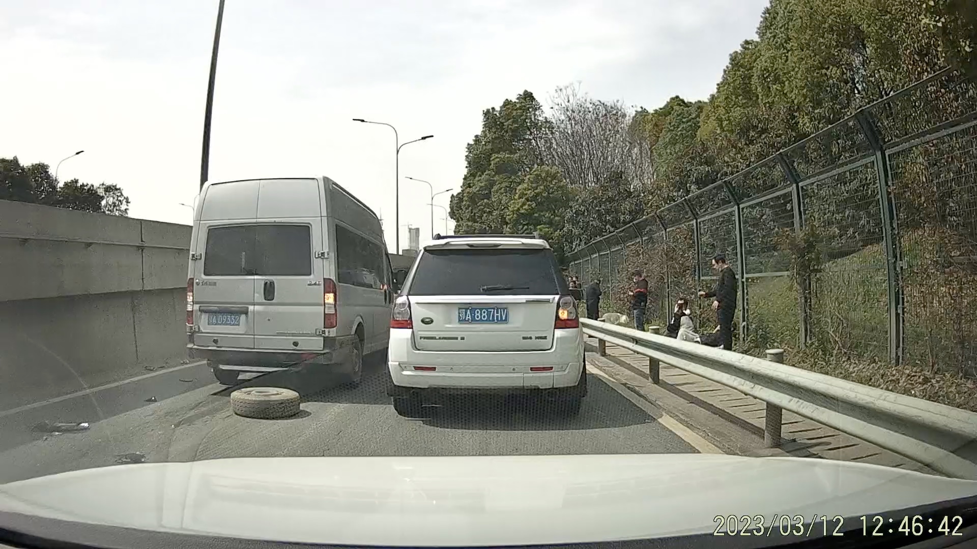 武汉市三环匝道连环追尾